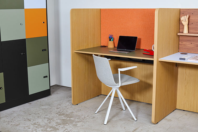 Aménagement de bureau en design coloré avec Master Oak (imitation chêne)