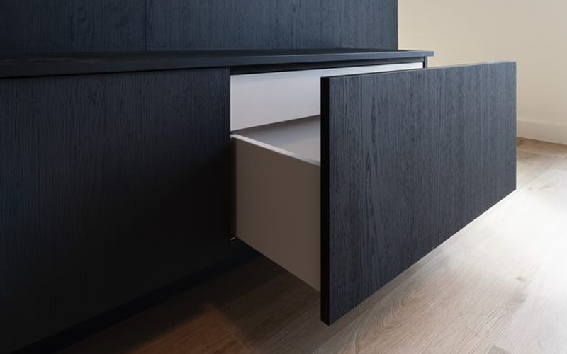 This range of 18 decors – which has won several awards and charmed many leading designers – is without a doubt the most astonishing innovation in interior finishes. .