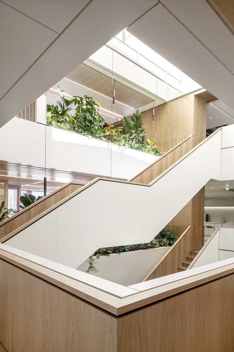 In the busy stairwell, the durability of UNILIN Evola is an important asset 