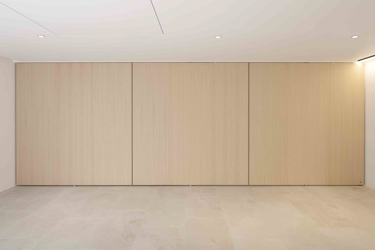 Partition walls in pale wood colours create modular spaces