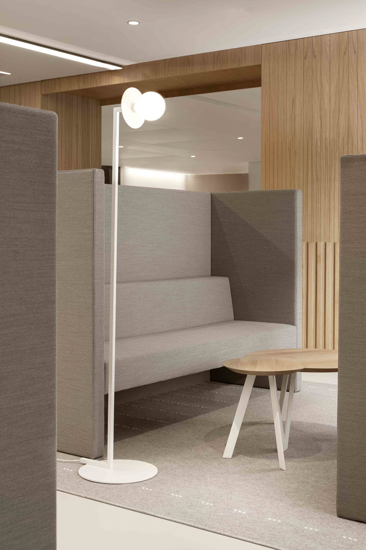 A foyer with its reading corner welcomes visitors in an informal way