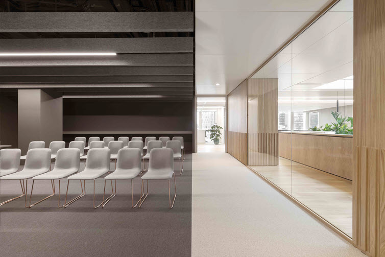 The business-like, dark minimalism of the meeting lane contrasts nicely with the adjacent pale-coloured meeting spaces