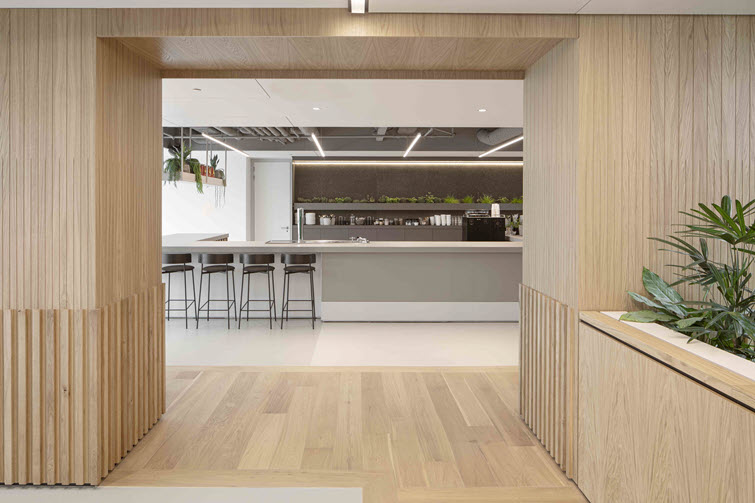 The Linewood model (W03) ensures a straight-grained, tangible wood structure