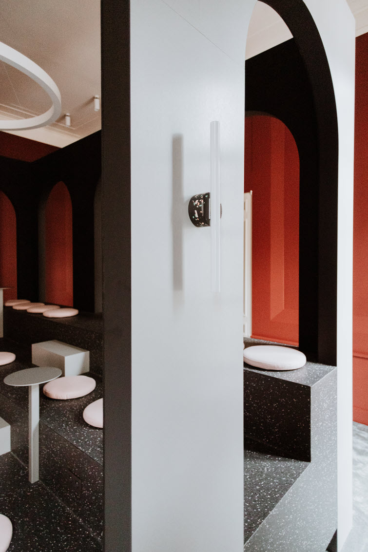 The round arches in the stand are covered in a shiny Brushed Alu variant