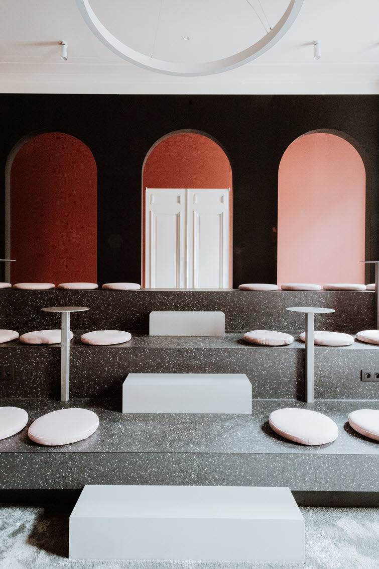 Stand with soft grey steps in matt Brushed Alu from the Unilin Decorative Range