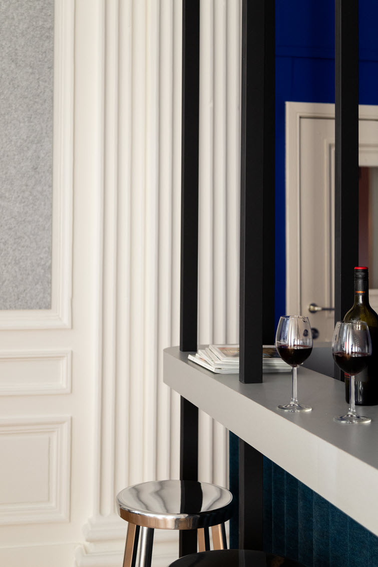 Bar with Brushed alu top in granular CST structure