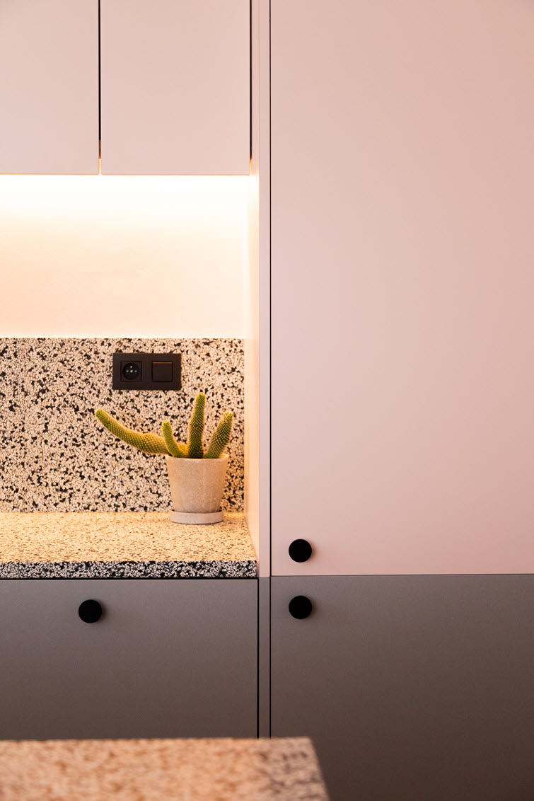 Cabinet wall of communal kitchen with Brushed Alu at bottom, Lychee at top