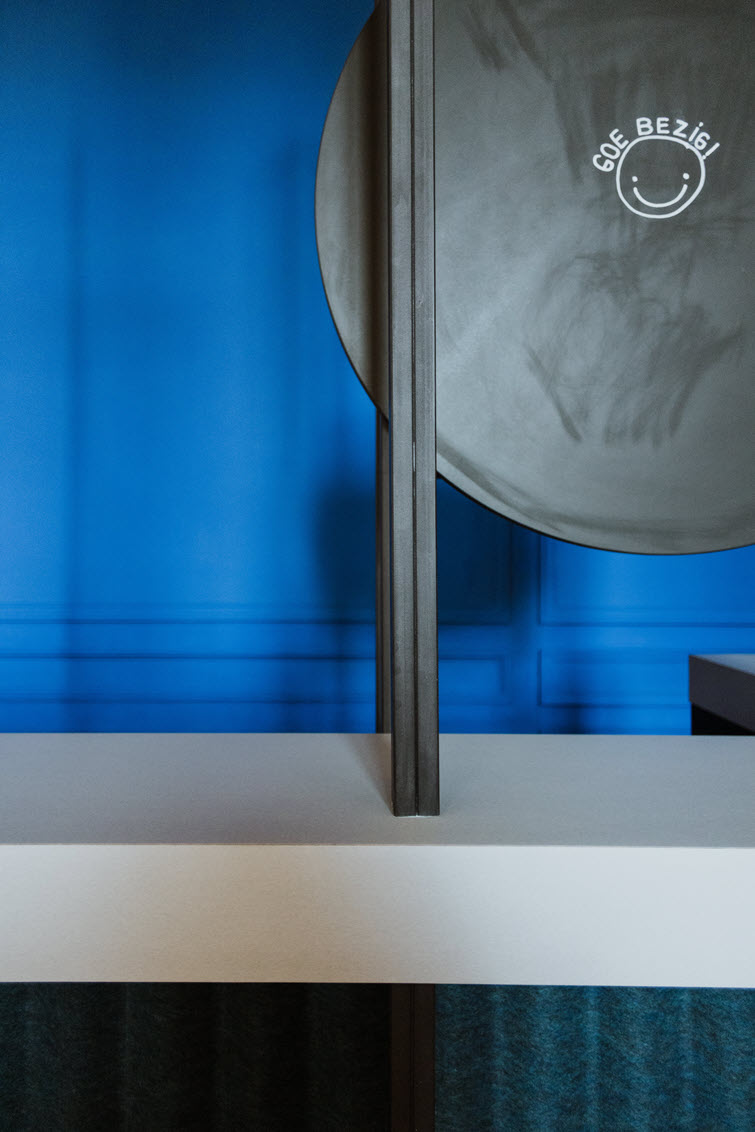 Bar with playful, circular element in Fibralux MR Black