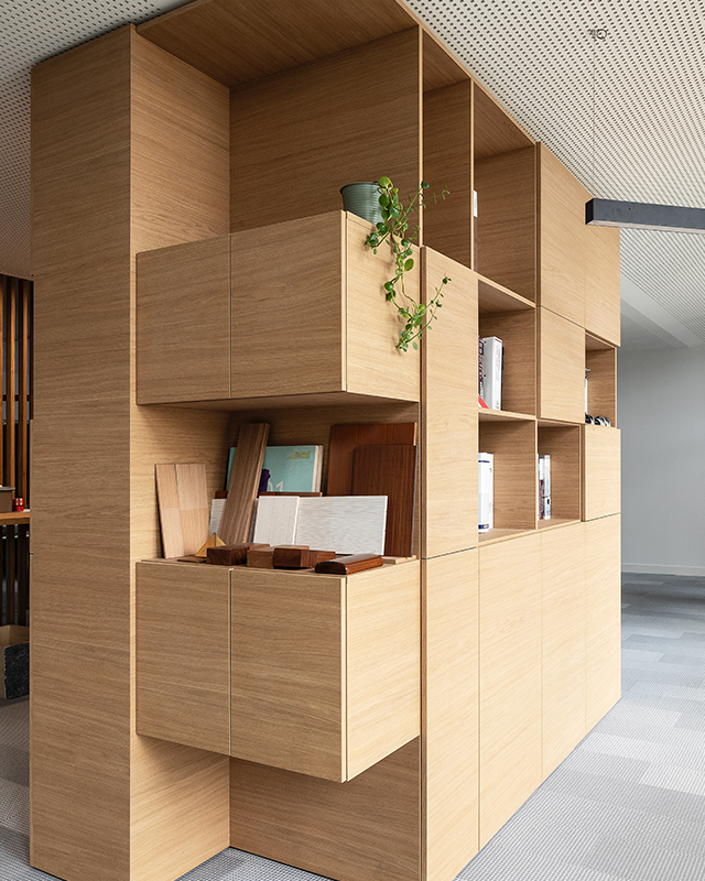 Office furniture in colour-fast hpl in oak with Master Oak natural