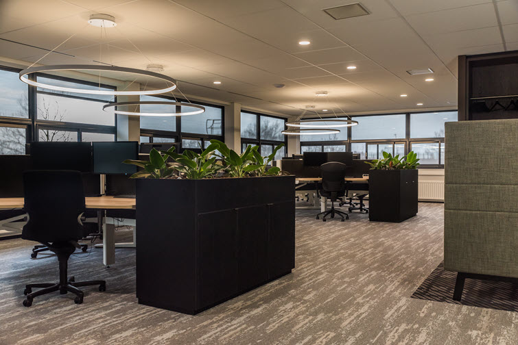 Plenty of light forms a beautiful contrast with UNILIN Evola Elegant Black